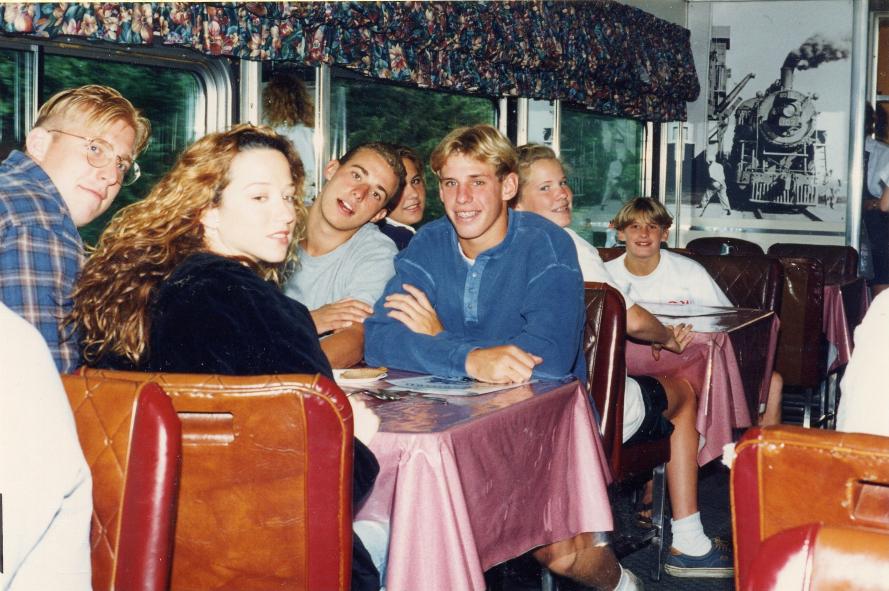 S_1140-DinnerOnTrain.jpg