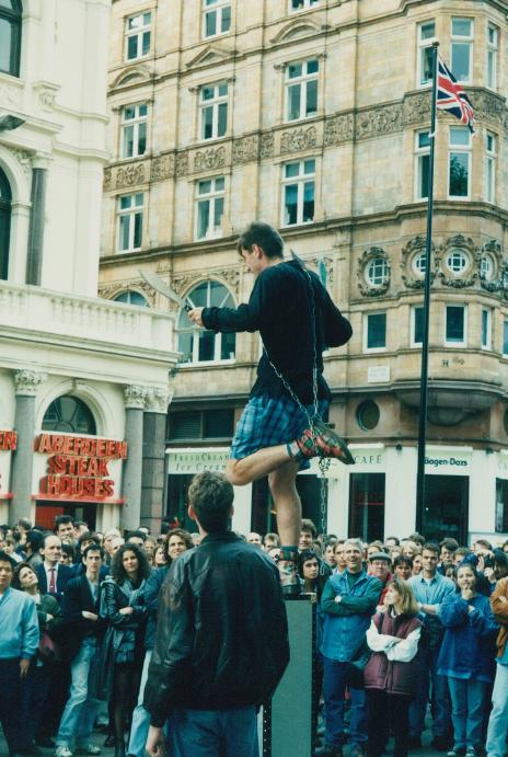 S_01030-LondonEntertainer.jpg